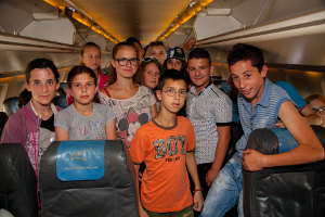 Ismail Delija dočekao mališane u avionu Ismail Delija dočekao mališane u avionu